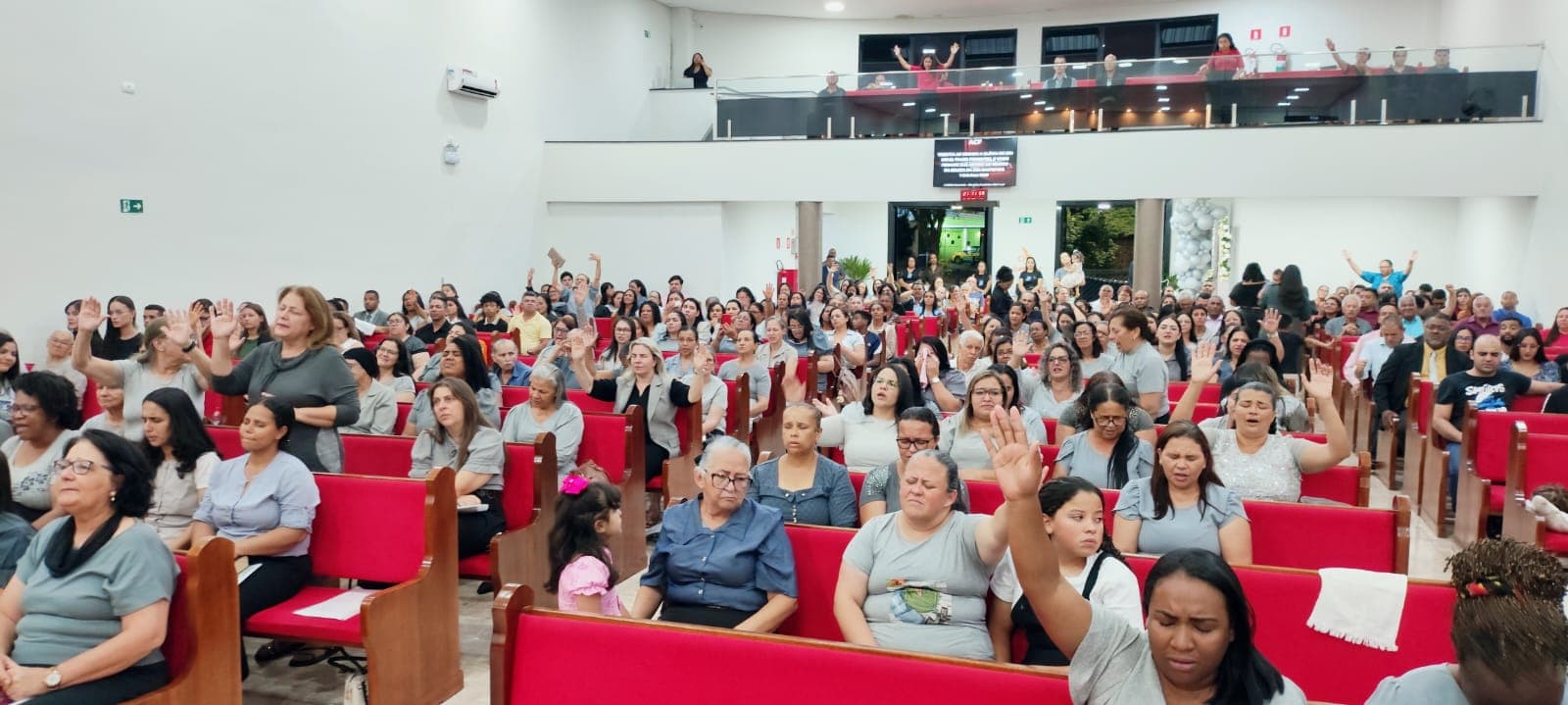 Interior da AD Madureira Atibaia em momento de oração